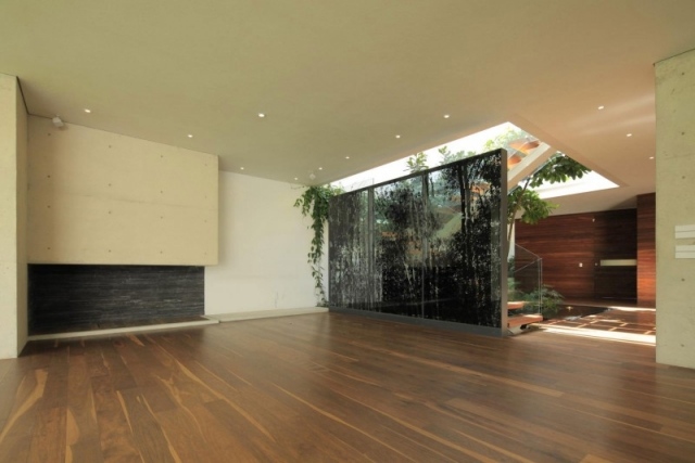 casa moderna corredor divisório de vidro com piso de madeira
