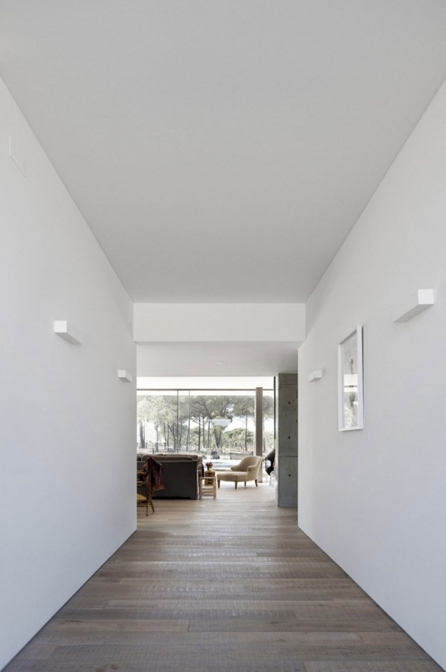 casa moderna piso de madeira com paredes brancas escovadas