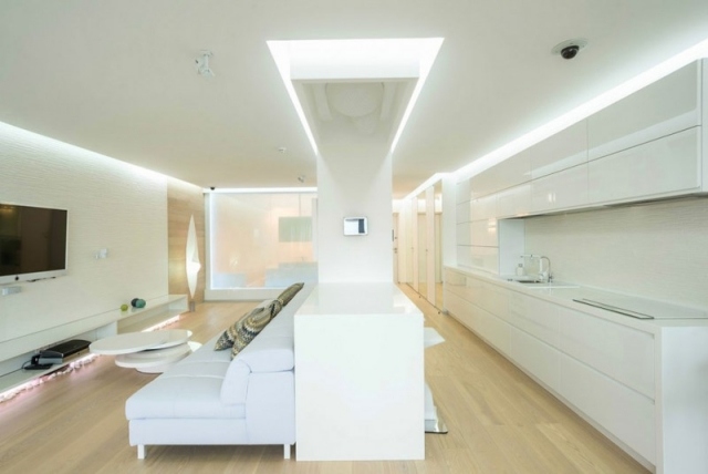 interior moderno com móveis brancos, piso de tábuas de madeira, luzes embutidas