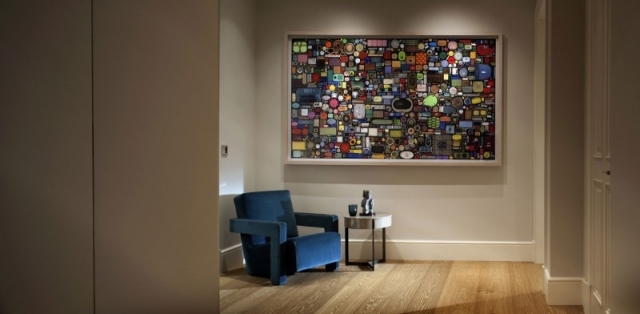 móveis modernos piso de madeira decoração de parede pinturas coloridas