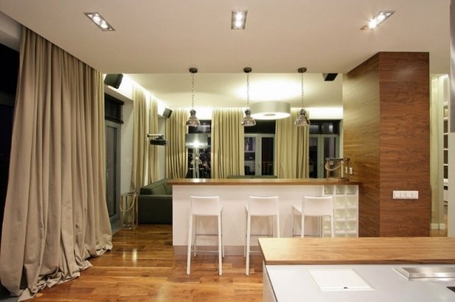 móveis modernos piso de madeira cortinas grossas