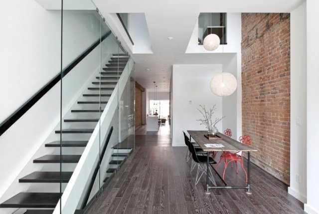 casa loft escada estrutura residencial parede de vidro piso em parquet escuro