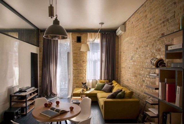 pequeno apartamento com parede de tijolos chique industrial piso de madeira