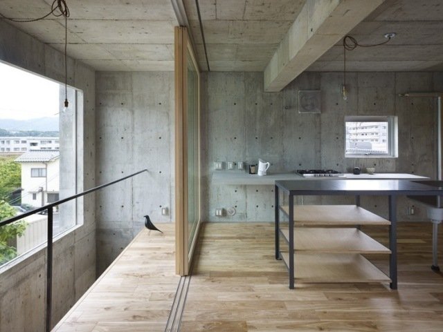 casa com piso de madeira, móveis, parede de concreto aparente, cozinha, teto
