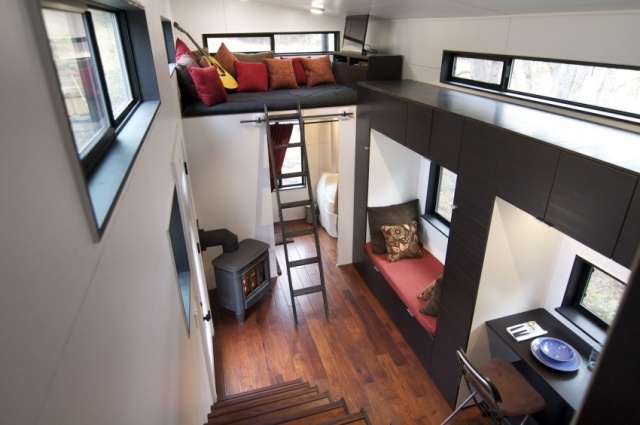 Loft bed escadas canto de leitura área de jantar pequeno quarto piso de madeira