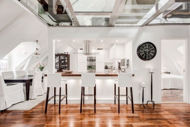 interior da casa piso de madeira branca cozinha área de refeições