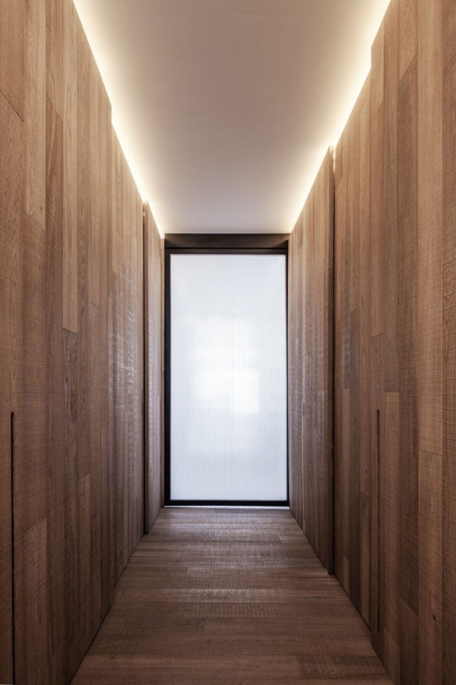 configurar efeitos de iluminação embutida no teto da parede do corredor de madeira