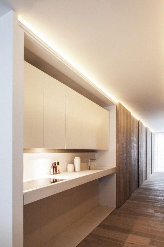cozinha equipada, parede de madeira minimalista, piso de tábua corrida