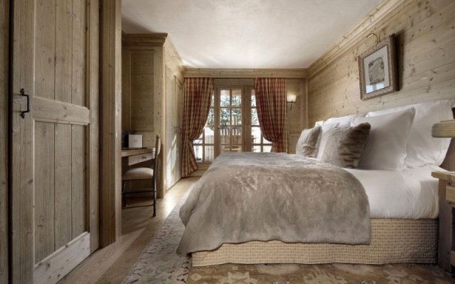 Chalé Suíte Móveis com Cama de Casal com Revestimento de Madeira