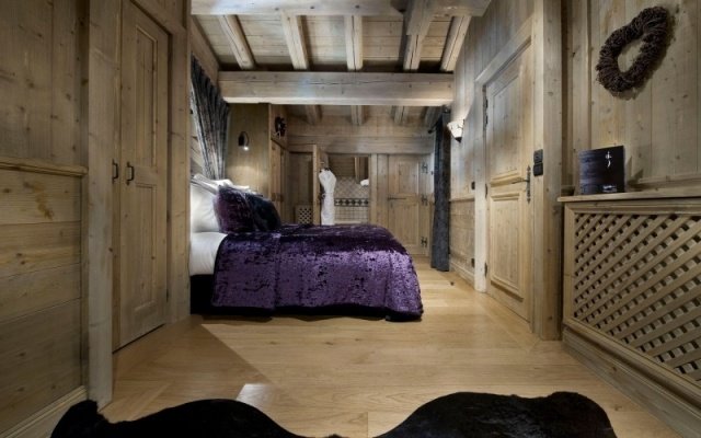 suite de móveis de chalé de madeira, teto, teto