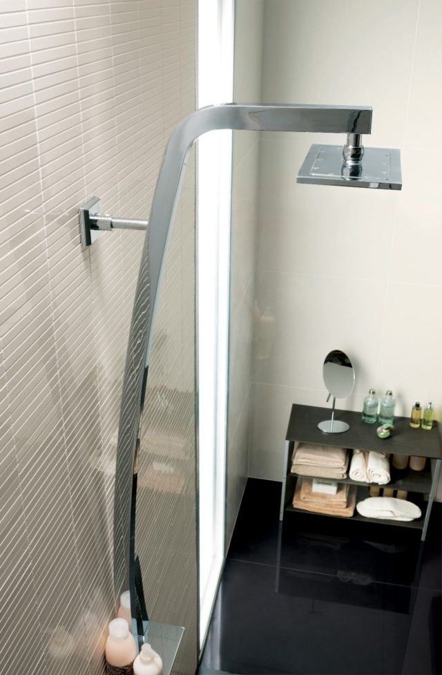 BW pequena parede de chuveiro de banheiro cobrindo ideias de azulejos brancos