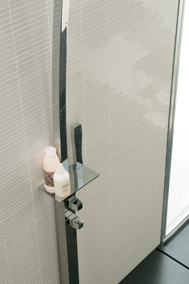 BW banheiro idéias de design azulejos revestimento de parede de chuveiro branco