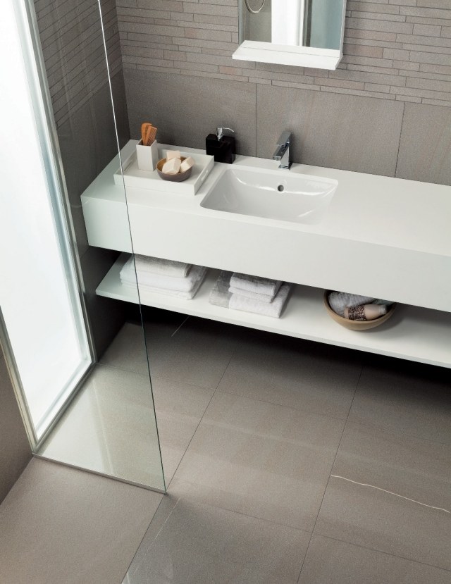 Esprit banheiro pequena divisória de chuveiro com área de vidro lavatório branco