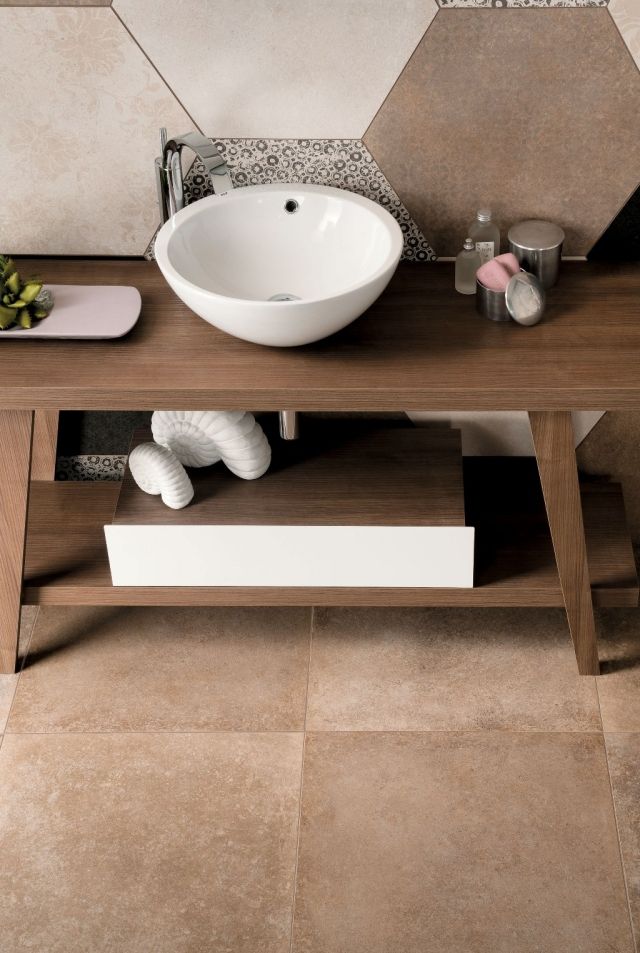 Exemplo de banheiro Heritage com pia de madeira totalmente revestida