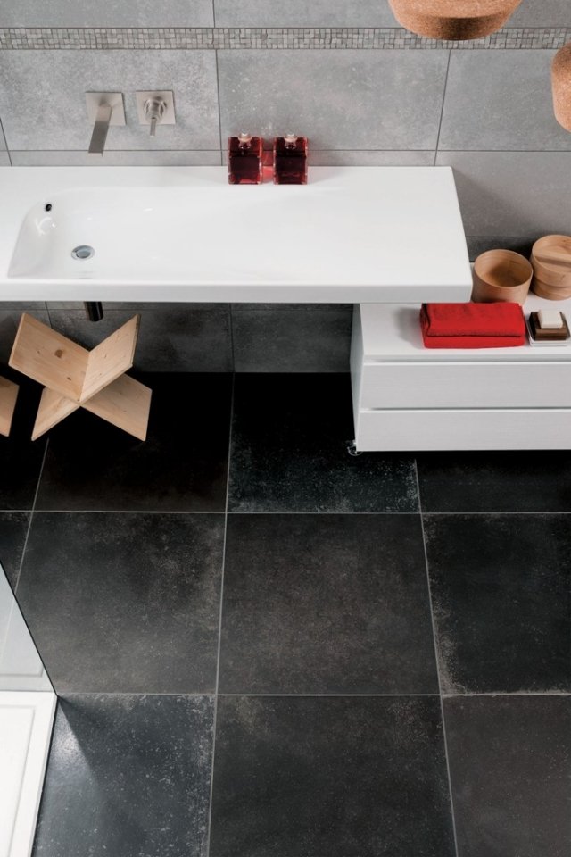 Casa de banho Heritage pequena ideia de design de azulejos de piso preto
