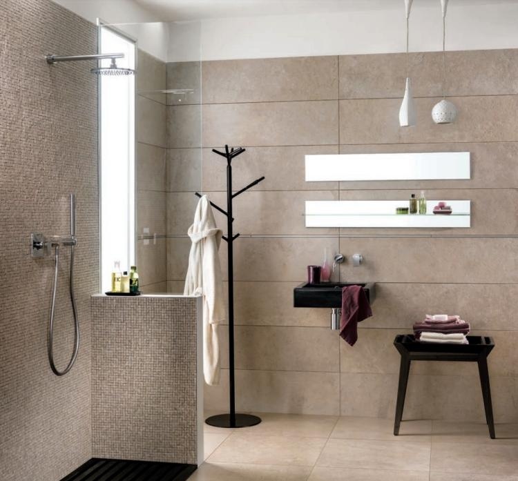idéias-banheiro-design-pequenos-quartos-azulejos-bege-moderno-chuveiro-cabideiro