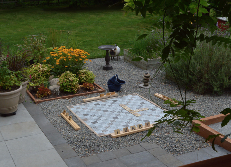 Scrabble interpreta o clássico jogo de tabuleiro no jardim