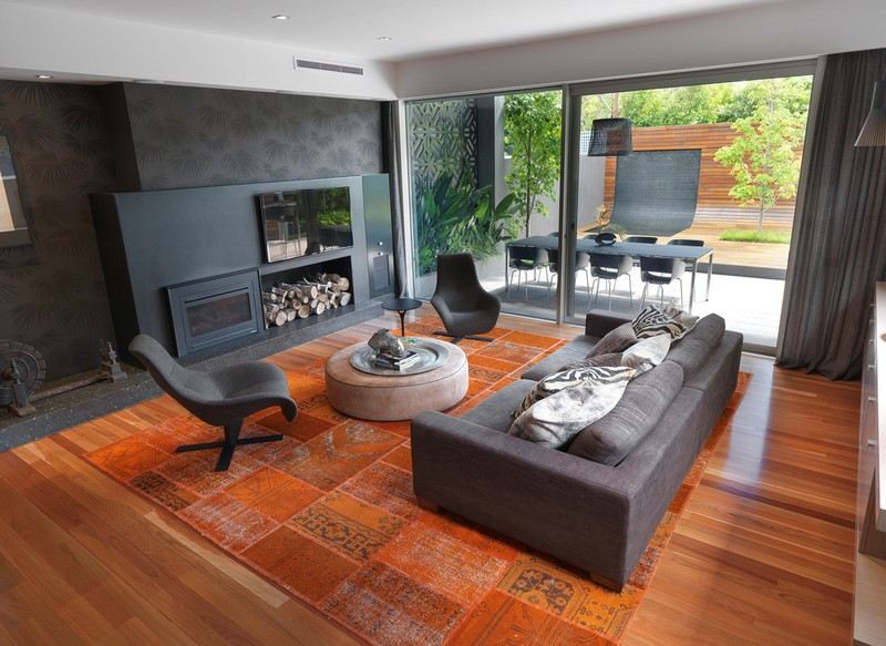 Sala de estar-estar-idéias-design-preto-parede-cinza-sofá estofado-Kilim-laranja
