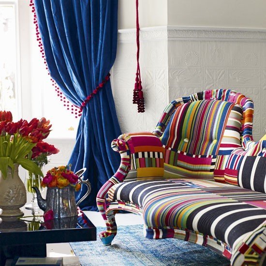 Ideias para a vida na sala de estar com listras coloridas e design moderno clássico