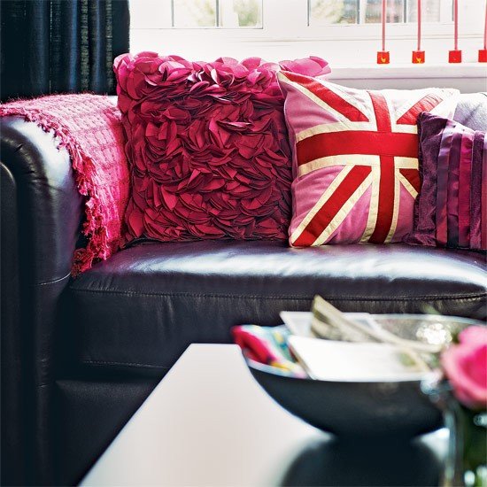 Ideias de interiores para sala de estar - mobília contemporânea rosa preta