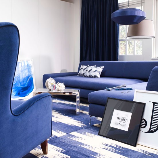 Ideias de interiores para sala de estar - azul índigo - móveis modernos