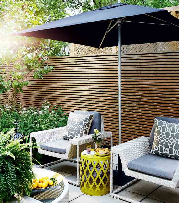 terraço design-jardim-dicas-privacidade-tela-guarda-sol-ornamentos-almofada-mesa lateral