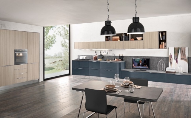 cozinha com mesa design moderno em madeira móveis de cozinha luz suspensa geladeira embutida