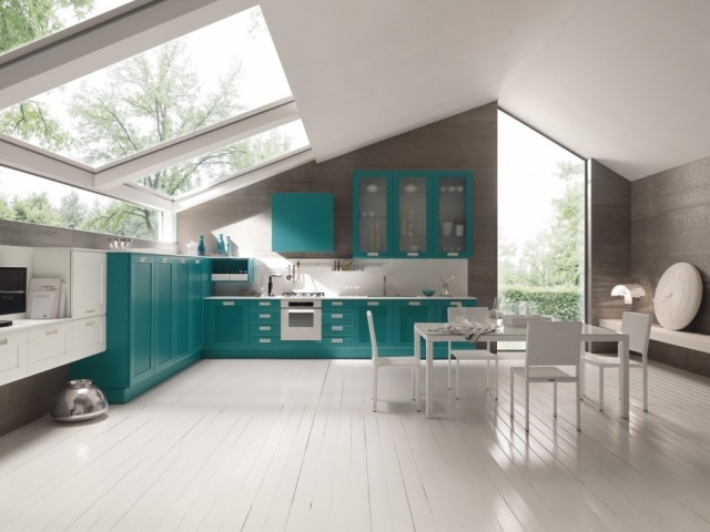 armários de cozinha azul esverdeado, piso de madeira, lacado branco