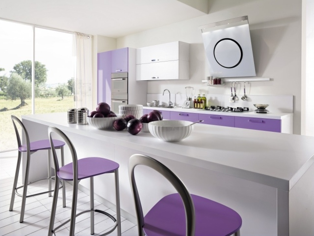 mesa branca para área de jantar - cozinha cadeiras roxas design de capô com estrutura de metal