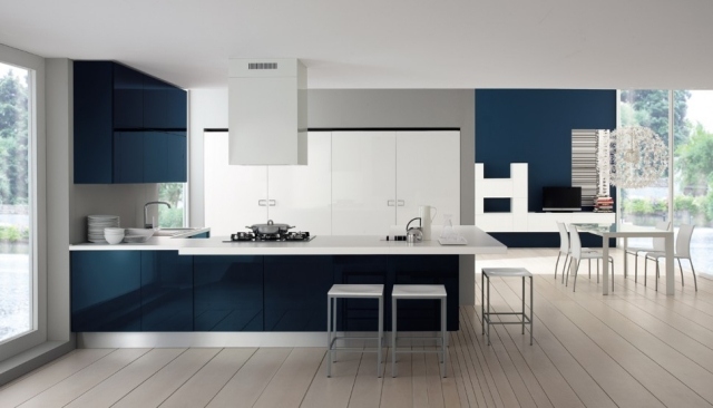 cozinha design italiano cor - azul escuro claro piso de tábuas de madeira