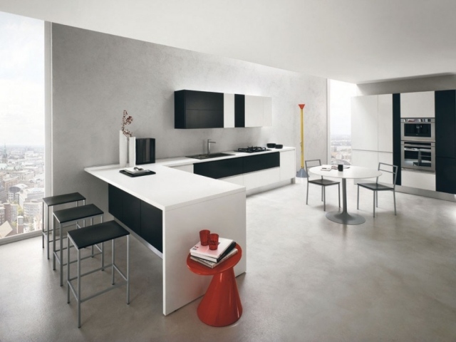 cozinha italiana de design purista - bancos de bar em preto e branco estrutura de metal