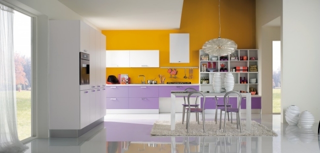 Ladrilhos de revestimento de piso refletindo o design da parede - armários amarelos-claros roxos