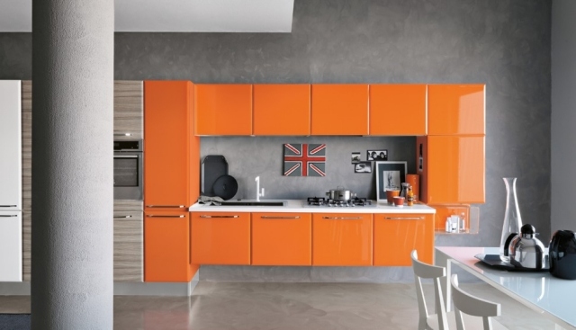 Cozinha de design italiano, frentes de alto brilho laranja forte, sem alças