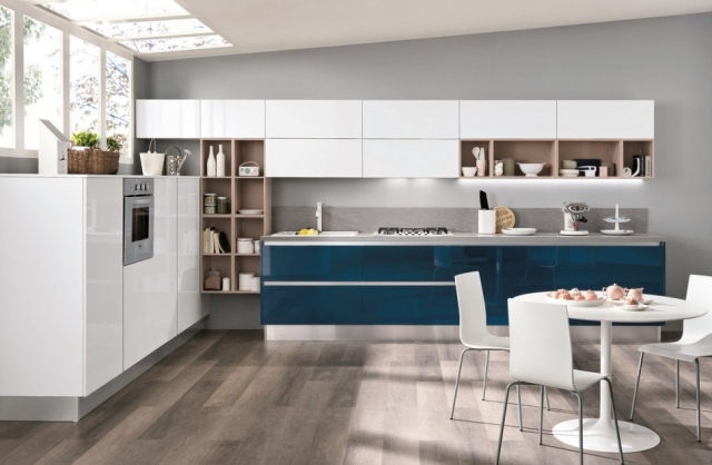 cozinha de design azul-branco cadeiras-sala de jantar piso laminado de madeira