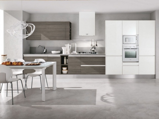 Cozinha com área de jantar, design de mesa branca, frentes de armário de madeira embutidos, geladeira
