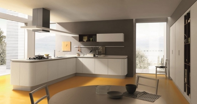 Design de cozinha branco mate frentes de armário amarelo sem alças cor do piso