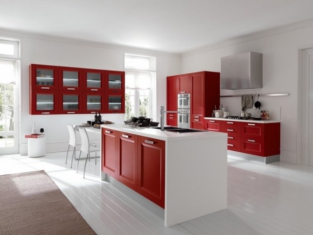Móveis de cozinha italianos vermelhos e brancos, área para refeições criam espaço de armazenamento