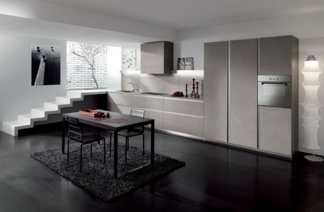 cozinha com bordas metálicas brilhantes e estilo vintage piso preto