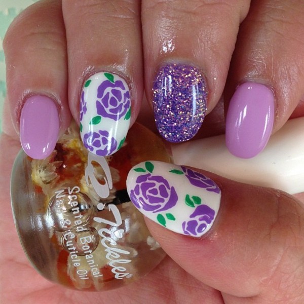 Violet-lilac-lilac-floral-pattern-unhas-verniz