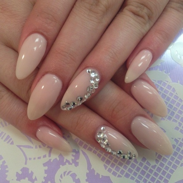 Tons pastel - pérolas brilhantes - unhas pontiagudas