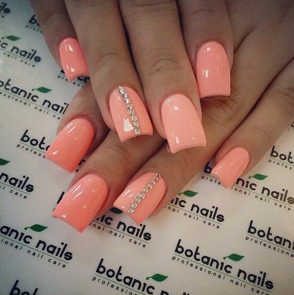 Tons pastel com brilhantes designs de pérolas de unhas