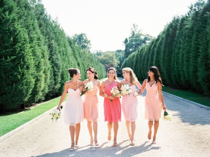 vestidos de madrinha na altura dos joelhos-tons pastel-rosa-pêssego-um-ombro
