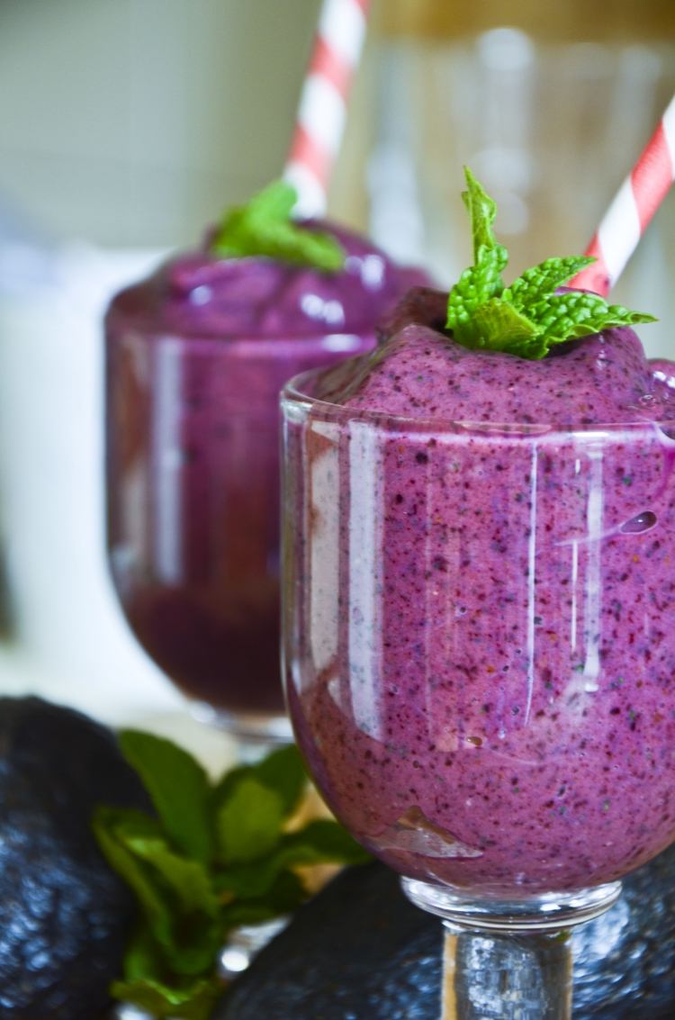 detox-recipes-smoothie-blueberry-avocado