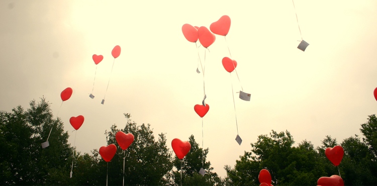 casamento-jogos-convidados-divertimento-coração-balões-ar