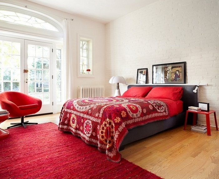 ideias-quarto-design-branco-parede-tijolos-tapete vermelho