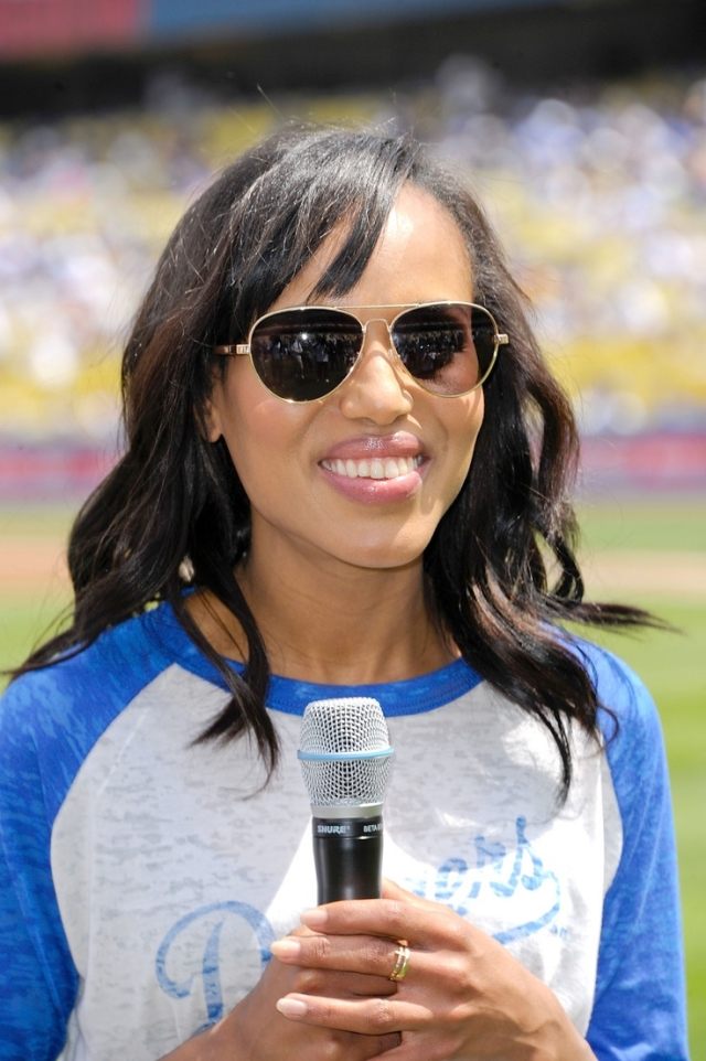 Kerry-washington-sporty-vestido-microfone-fora