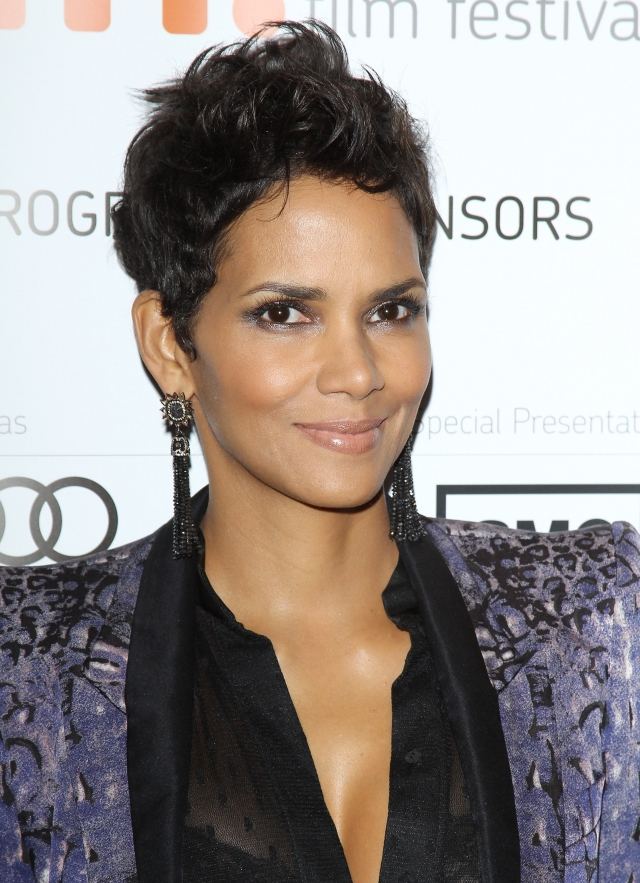 halle-berry-pixie-hair-style-short