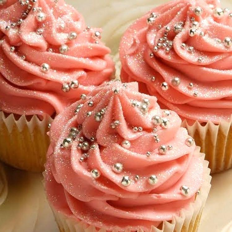 sobremesa para cupcakes-baunilha-massa-doce-manteiga-doce-creme-capa-rosa-glitter-açúcar-pérolas de véspera de ano novo