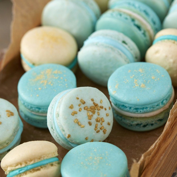 sobremesa-véspera de ano novo-macarons-color-blue-yellow-fill-gliltzer-sugar-streusel-round-sweetness