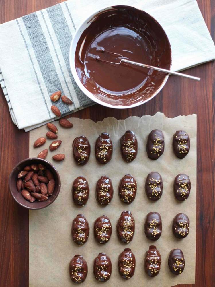 sobremesa-véspera-de-ano-novo-doces-bolacha-biscoitos-nozes-amêndoa-chocolate-glacê-açúcar granulado-tigela-papel para assar